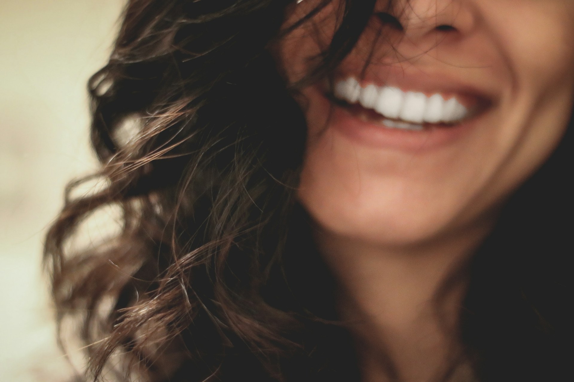 Sourire avec dents très blanches après une séance de blanchiment dentaire au laser pratiquée en cabinet.