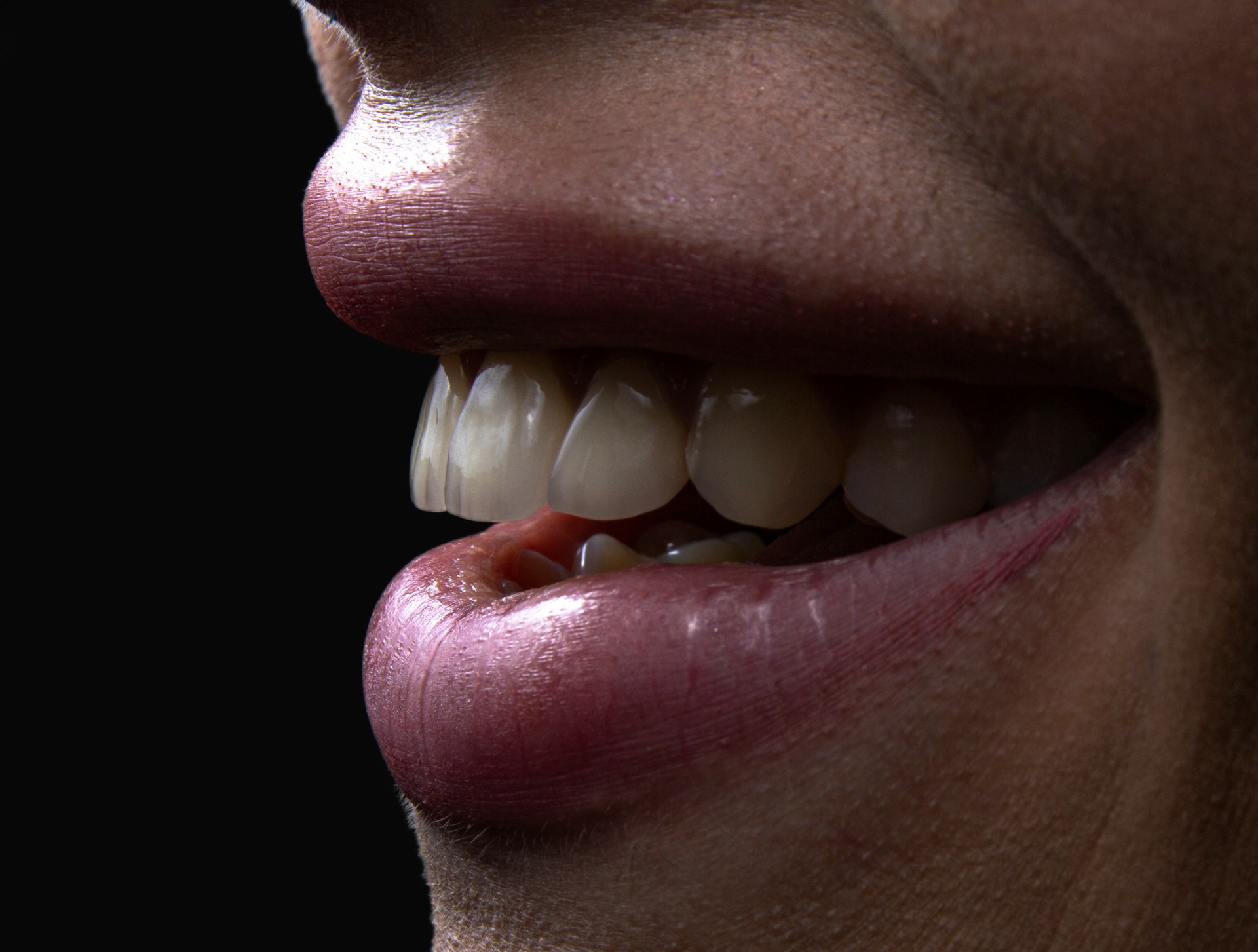Vue rapprochée illustrant des dents légèrement translucides et marquées, signes possibles d'usure et de jaunissement.